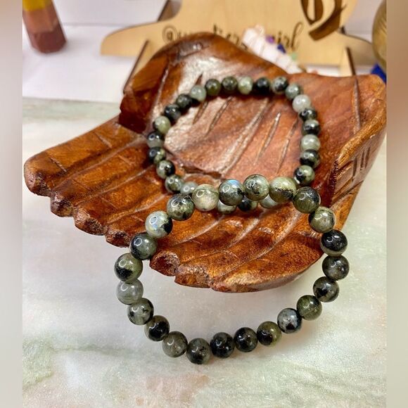 Handmade Gray Labradorite Gemstone Bead Stretch Bracelet - Picture 4 of 9